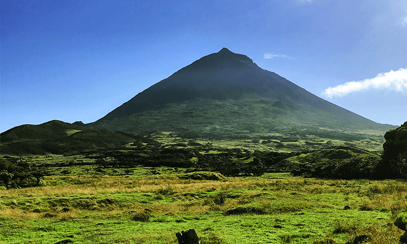 Imagem da ilha do pico que ilustra a chegada da óptica à ilha do pico